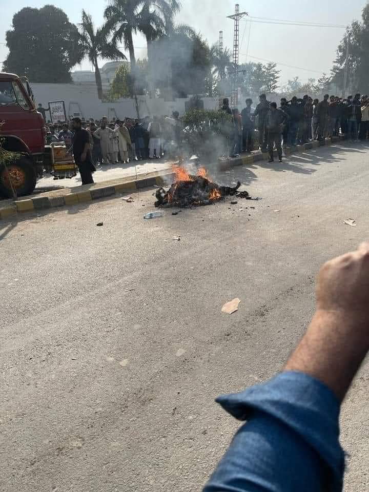 انسان کے لیے مذہب بنا ہے یا مذہب کے لیے انسان؟
سیالکوٹ میں توہین مذہب پہ ایک انسان کو زندہ جلایا گیا، مبارک ہو اسلام بچ گیا۔ 😭😡
#sialkotincident