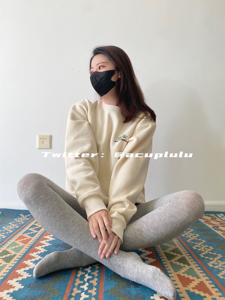 棉质的灰色裤袜软软糯糯，这条袜子一定要香香奶奶的🍼

#肉丝 #丝袜 #美腿 #露出 #黑丝 #恋足 #原味 https://t.co/0Vq4wcaxa7