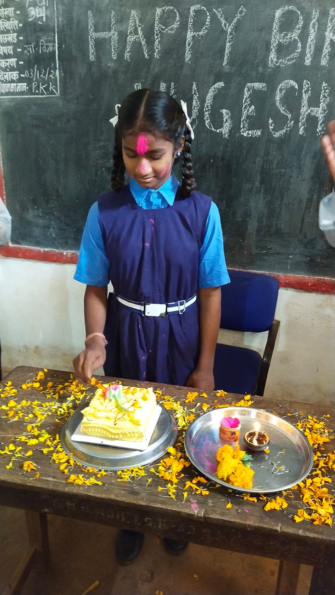 PawanKumbhakar7's tweet photo. आज 03/12/2021 को शास.पूर्व माध्य.शाला कोहंगाटोला (बालोद)की कक्षा -7 की छात्रा *कु.वुगेश्वरी ठाकुर*(पितृहीन) का जन्मदिन कक्षा के छात्र-छात्राओं, प्रधानपाठक ए. एल.भुआर्य, शिक्षक पवन कुम्भकार,डी.एस. कस्तूरे,व गीतांजली कमल की उपस्थिति में मनाया गया।
Happy Birthday Vugeshwari 
💐🎂💐 https://t.co/4H4yqV0kaw