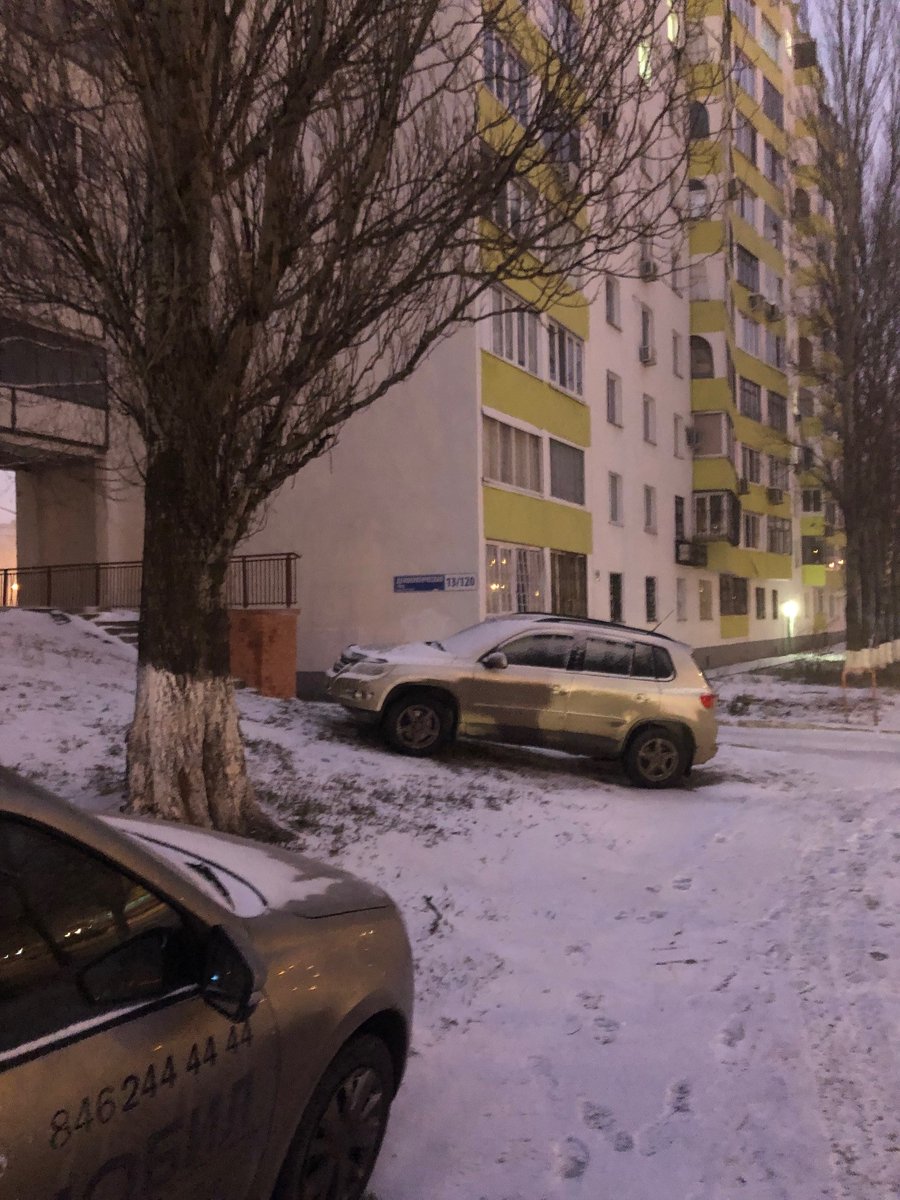 bkren2's tweet photo. @samara_in @D_Azaroff
@EcologyProblems О какой экологии и сохранности природы мы говорим?!Зачем сажаем кажд год деревья, если вынуждаем ставить так машины (ВЕЗДЕ),не строим парковок!На Димитрова снесли  большую единст.на микр-н.парковку Когда думать будем сначала.. https://t.co/EdLRFUV2B6