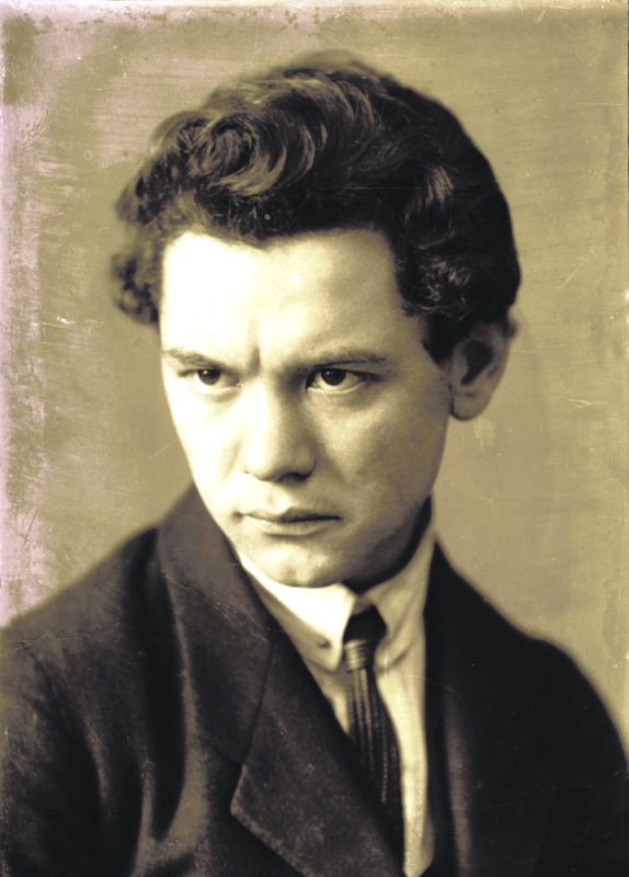 Ne erkek, ne çocuk, ne Macar, ne kardeş,
Burda uzanmış yatan yalnızca yorgun biri.
#AttilaJózsef (Macar şair)

* 3 Aralık 1937'de bir tren kazasında öldüğünde 32 yaşında idi.