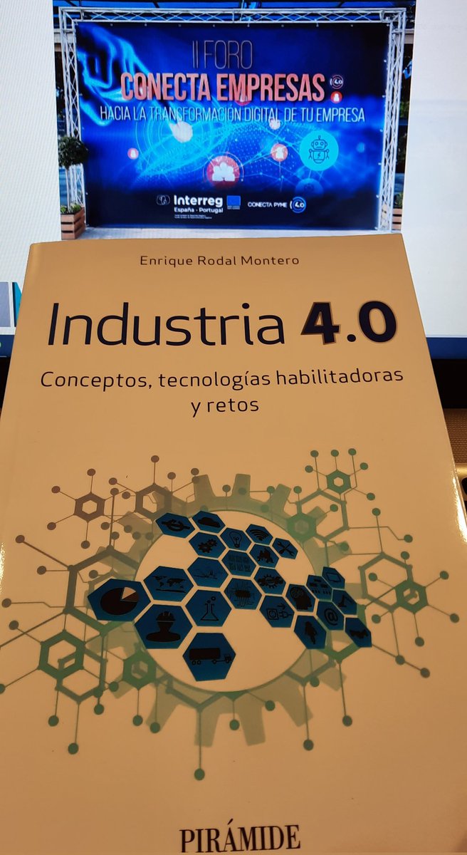 papuchi82's tweet photo. Muchas gracias @pablooliete por tu charla tan enriquecedora y el regalo, por supuesto. Habrá que sacarle jugo. https://t.co/fsAJTKXg1F