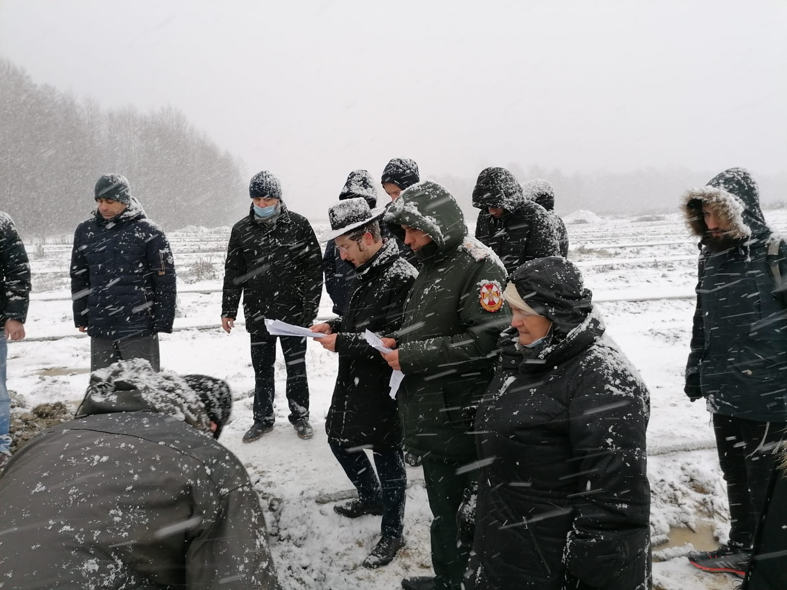 могила леонардо да винчи в замке амбуаз. усыпальница португальских королей в баталье. памятник погибшим солдатам. парень обнимает пустоту. нашли последний покой.
