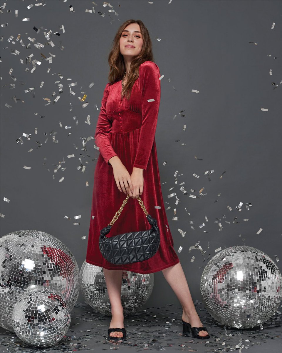 maxfashionMENA's tweet photo. An iconic #festive look 🌹❤️
Shop our latest collections - with great prices 💜
#MyMaxStyle #WhiteWednesdaySale #FestiveCollection #DecemberOutfits https://t.co/qBmxWNpWdn