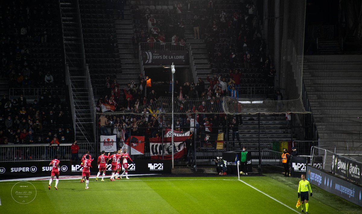 BNE_PX's tweet photo. CÔTÉ TRIBUNE 
Les supporters du rocher venus en nombre face à Angers. 
@Ligue1UberEats @AS_Monaco @ULTRASMONACO94 https://t.co/ZLr1JWjcA0