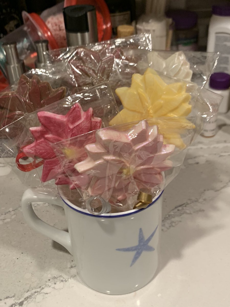 DonnaAnnJohnson's tweet photo. The #Poinsettia is my favorite Whats yours! #ChocolatePops #ChocolateCoveredPretzels #ChocolateCoveredOreos #TheKnightsLongBeach #Sunday #PopUpBoutique #BloodyMary #Mimosa #SundayFunday https://t.co/kAI3r83z1b