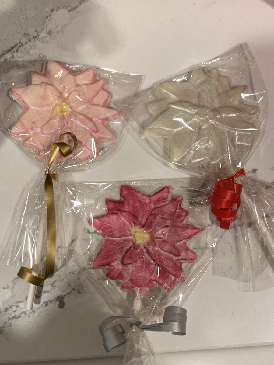 DonnaAnnJohnson's tweet photo. The #Poinsettia is my favorite Whats yours! #ChocolatePops #ChocolateCoveredPretzels #ChocolateCoveredOreos #TheKnightsLongBeach #Sunday #PopUpBoutique #BloodyMary #Mimosa #SundayFunday https://t.co/kAI3r83z1b