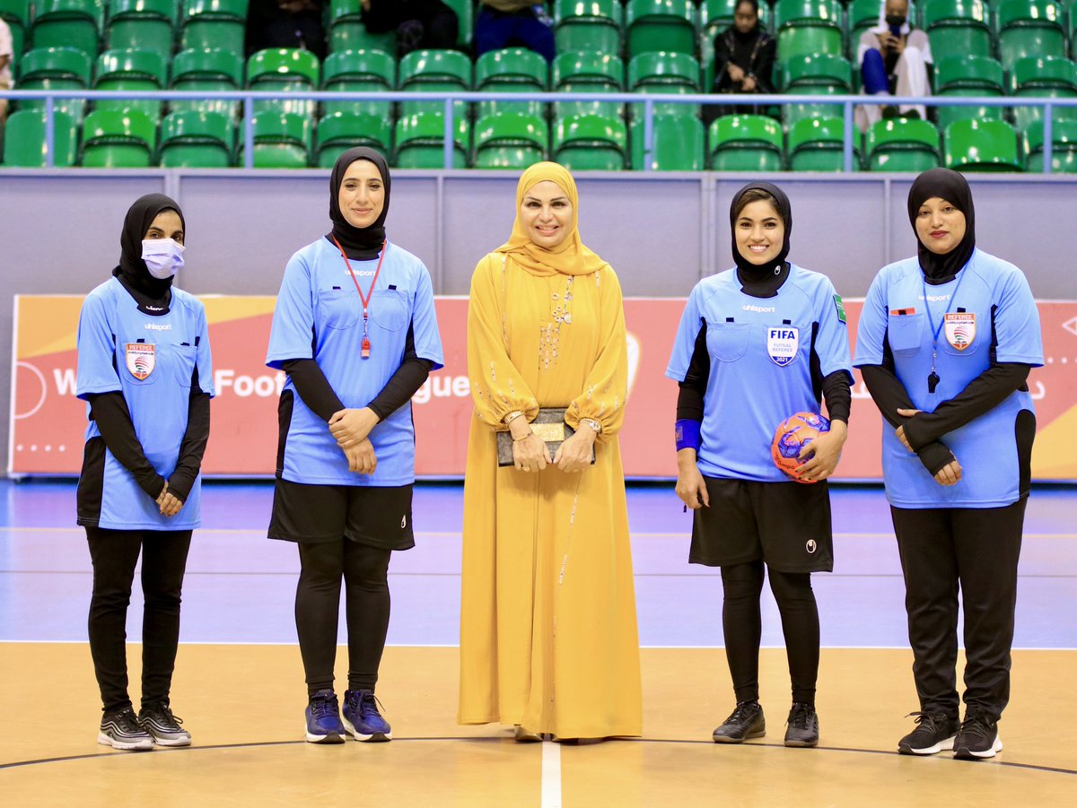 OmaniLeague's tweet image. 📸 جانب من اليوم الافتتاحي لمسابقة دوري كرة قدم الصالات النسائي للموسم الرياضي ٢٠٢٢/٢٠٢١، حيث كانت ضربة البداية بلقاء عُمان والسيب، بحضور المكرمة لجينة بنت محسن بن حيدر درويش الزعابية عضو مجلس إدارة اتحاد القدم.