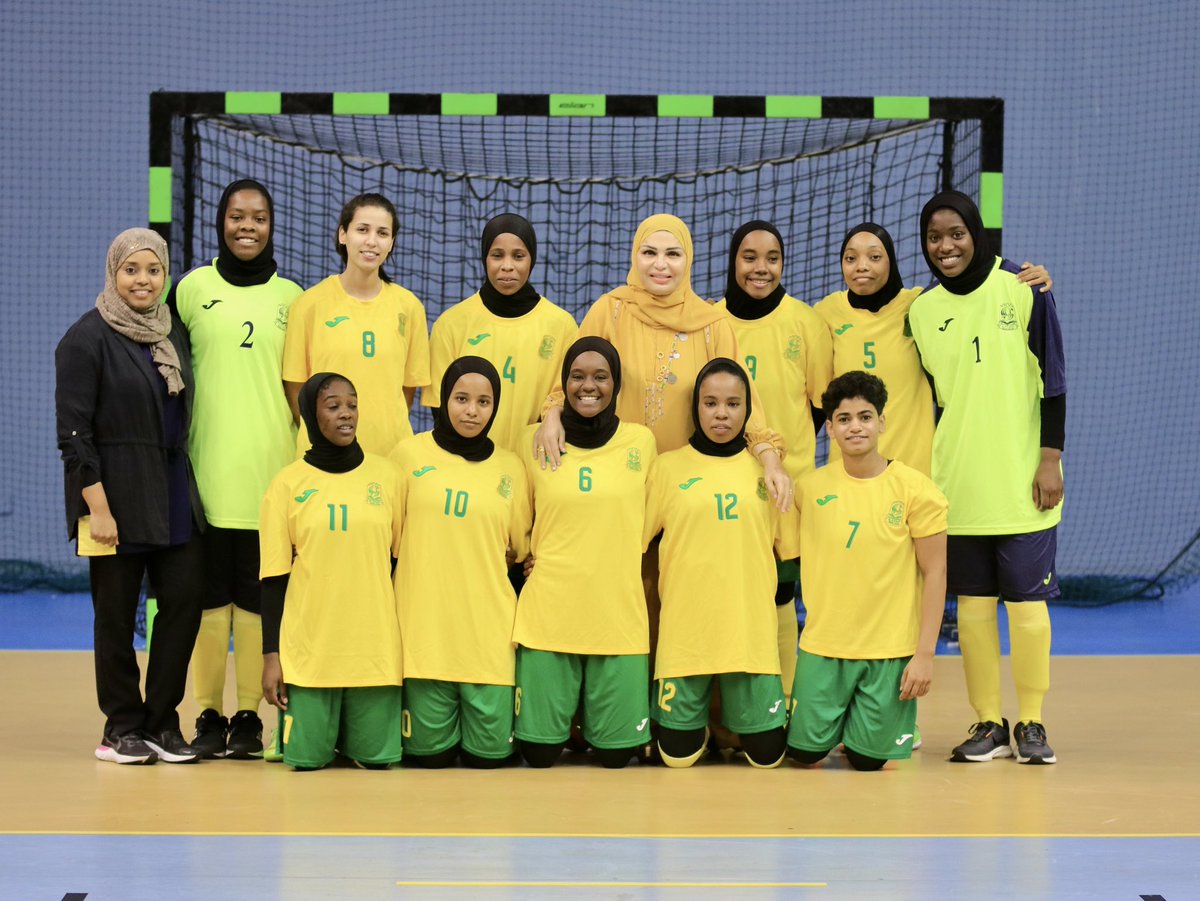 OmaniLeague's tweet image. 📸 جانب من اليوم الافتتاحي لمسابقة دوري كرة قدم الصالات النسائي للموسم الرياضي ٢٠٢٢/٢٠٢١، حيث كانت ضربة البداية بلقاء عُمان والسيب، بحضور المكرمة لجينة بنت محسن بن حيدر درويش الزعابية عضو مجلس إدارة اتحاد القدم.