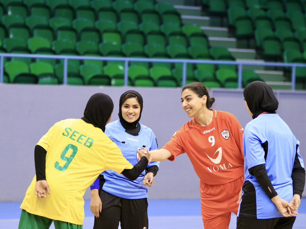 OmaniLeague's tweet image. 📸 جانب من اليوم الافتتاحي لمسابقة دوري كرة قدم الصالات النسائي للموسم الرياضي ٢٠٢٢/٢٠٢١، حيث كانت ضربة البداية بلقاء عُمان والسيب، بحضور المكرمة لجينة بنت محسن بن حيدر درويش الزعابية عضو مجلس إدارة اتحاد القدم.