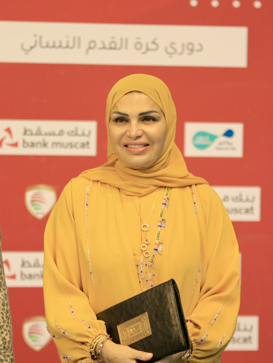 OmaniLeague's tweet image. 📸 جانب من اليوم الافتتاحي لمسابقة دوري كرة قدم الصالات النسائي للموسم الرياضي ٢٠٢٢/٢٠٢١، حيث كانت ضربة البداية بلقاء عُمان والسيب، بحضور المكرمة لجينة بنت محسن بن حيدر درويش الزعابية عضو مجلس إدارة اتحاد القدم.