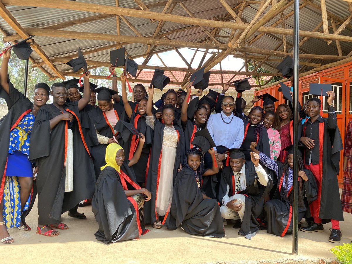 It’s now time for the Fontes Youth Center graduation!Today we celebrate all the students that have trusted us 🥳  We are very happy that despite of the lockdown, we were able to continue teaching online. The students remained committed and hardworking.         🎉Congratulations🎉