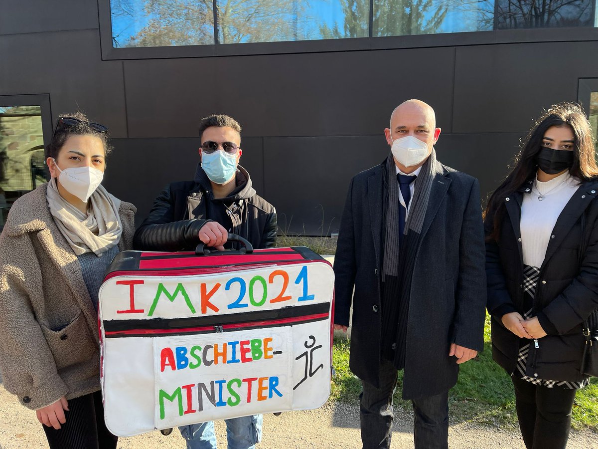BUMFeV's tweet photo. Begleitend zur #Innenministerkonferenz - Verkündung von Forderungen junger Geflüchteter und Übergabe des besonderen „Negativpreises 2021“ (#Abschiebeminister) durch @jogspace. Dieses Jahr verlieh Jugendliche ohne Grenzen den "Preis" an Horst Seehofer. https://t.co/gy3wKs2RDw