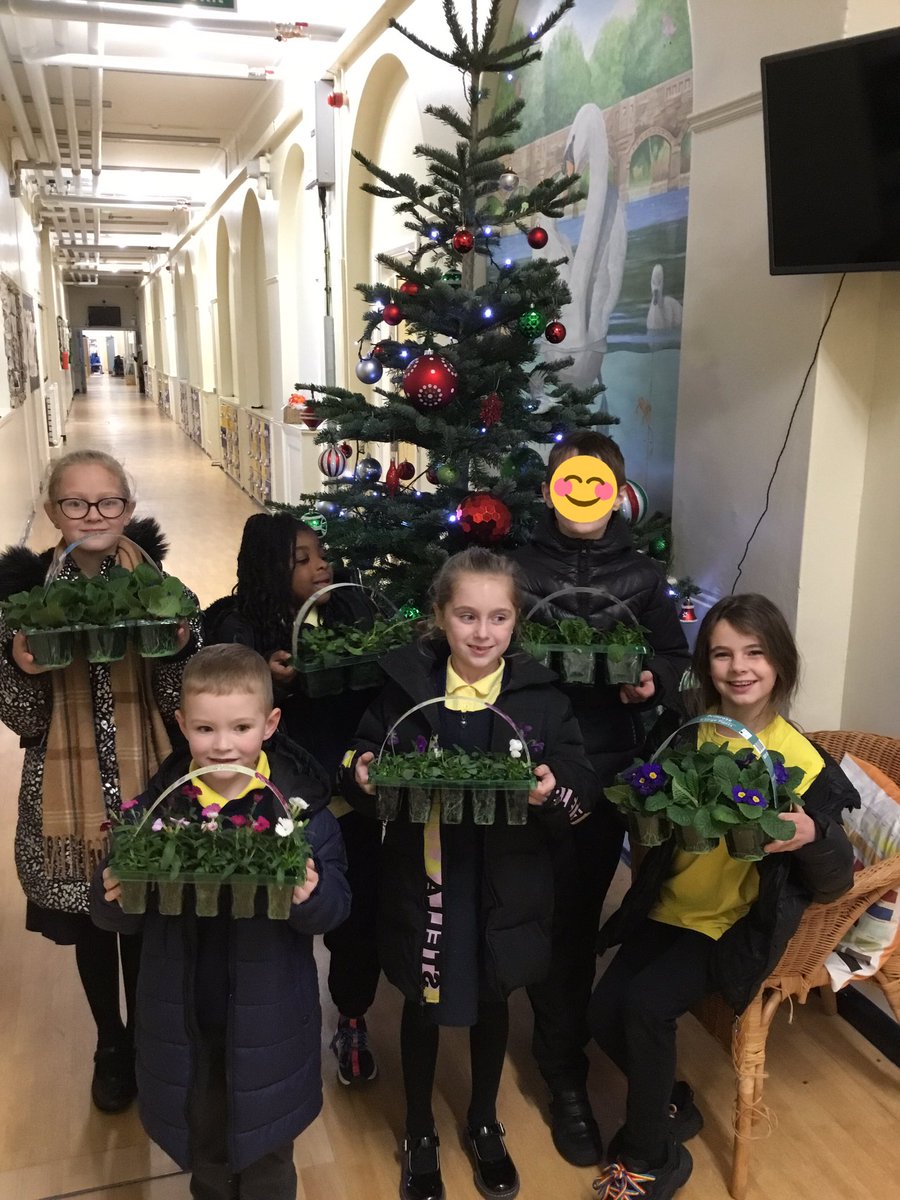 MissSweeney91's tweet photo. The eco-councillors have been busy looking after our school environment 🌸🌺🪴 #ourplanetourpriority @KeepBritainTidy @PinehurstP https://t.co/2ni8XkZ0p0
