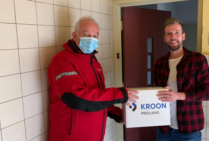 De Huismeesters en het <a href="/EnergieloketGro/">Energieloket Groningen</a> geven nieuwe huurders een gratis pakket met duurzame spullen. Namelijk ledlampen en een contactdoos. Als buurtcorporatie overhandigen we dit pakket persoonlijk.