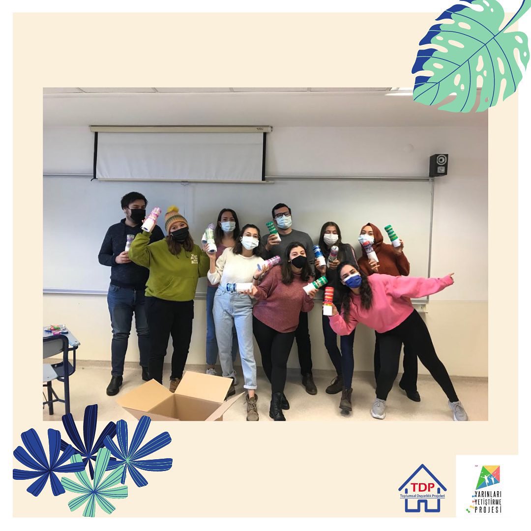 TDPBilkent's tweet photo. Yarınları Yetiştirme Projesi olarak etkinliklerimize devam ediyoruz.🪁🥳 Dönemin ikinci kutu etkinliğinde çocuklarımıza göndermek üzere pet şişelerden marakaslar hazırladık. 🎼🎹🥁Hem çocuklarımıza müzik sevgisini aşıladık hem de geri dönüşümün önemini aktarmaya çalıştık.🌿🎼 https://t.co/1NWPSsf26A