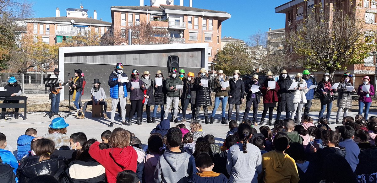 El mal temps ens va fer ajornar la cloenda de la setmana de la música. Avui ens hem trobat tots per fer-la
#música
#celebrem