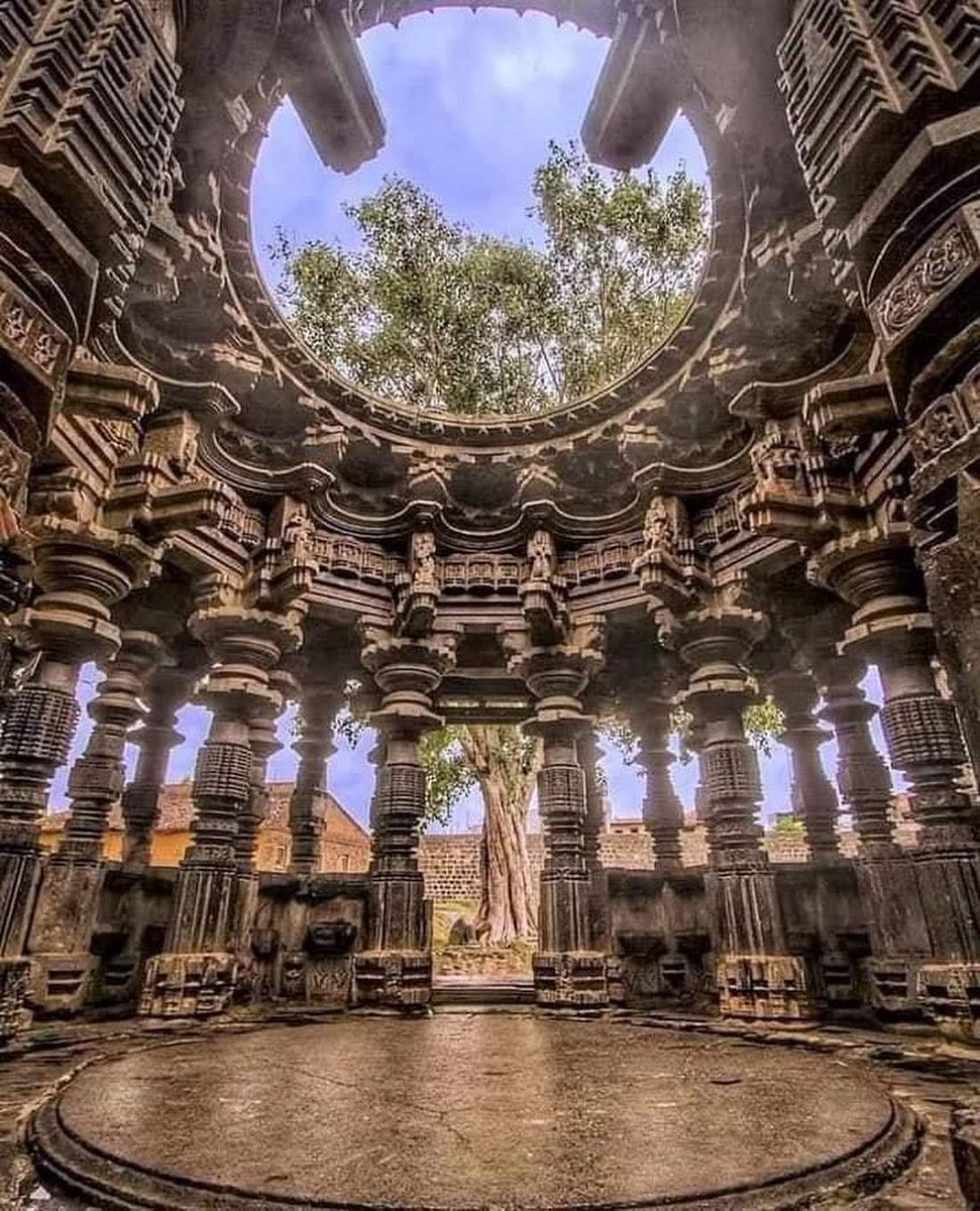 Priyans67922348's tweet photo. किसी ने साजिश जरूर रची है नहीं हमारा देश ताजमहल शुरू होकर लालकिला पे न खत्म होती 😔😔🙏 #brihedeeshwaratemple #gangaikondacholapuram #wideanglephotography #wideangleportrait #wideangleshot #landscape #temple #ancientindia #ancienttemple #choladynasty #thanjavur #travelindia https://t.co/WX2NLzPaLl