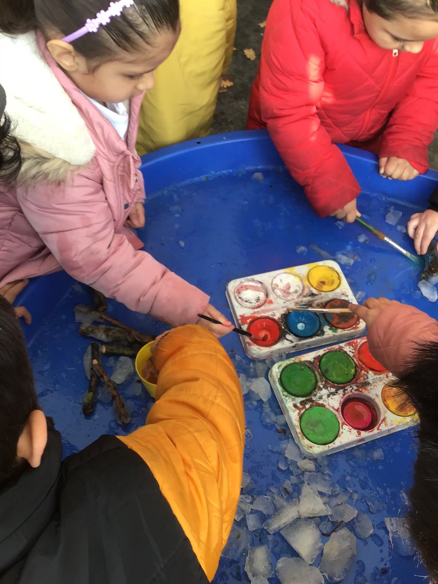 MrsGriffiths7's tweet photo. Then we decided to do some ice painting! π§π¨ #icepaint #explore #play #experiment https://t.co/48pUPzpAh0