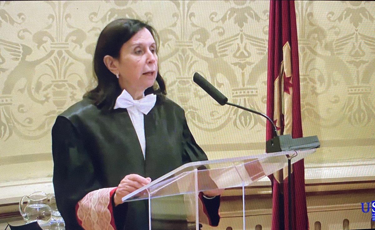 Magnífico y emotivo acto académico de investidura como Doctora “Honoris Causa” de la profa. Dra. Doña María Emilia Casas Baamonde en la Universidad De Santiago de Compostela.