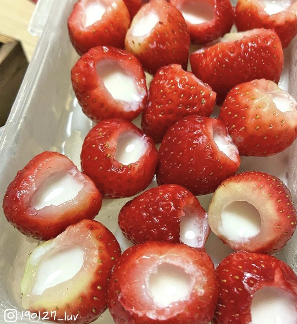 babstealer's tweet photo. 여러분? 그거아시나요? 곧 딸기 철이니 가운데를 살짝 파고 연유 뿌려서  얼려드시면 집콕 생활이 배로 행복해질거에요🍓 https://t.co/FOijymqYng