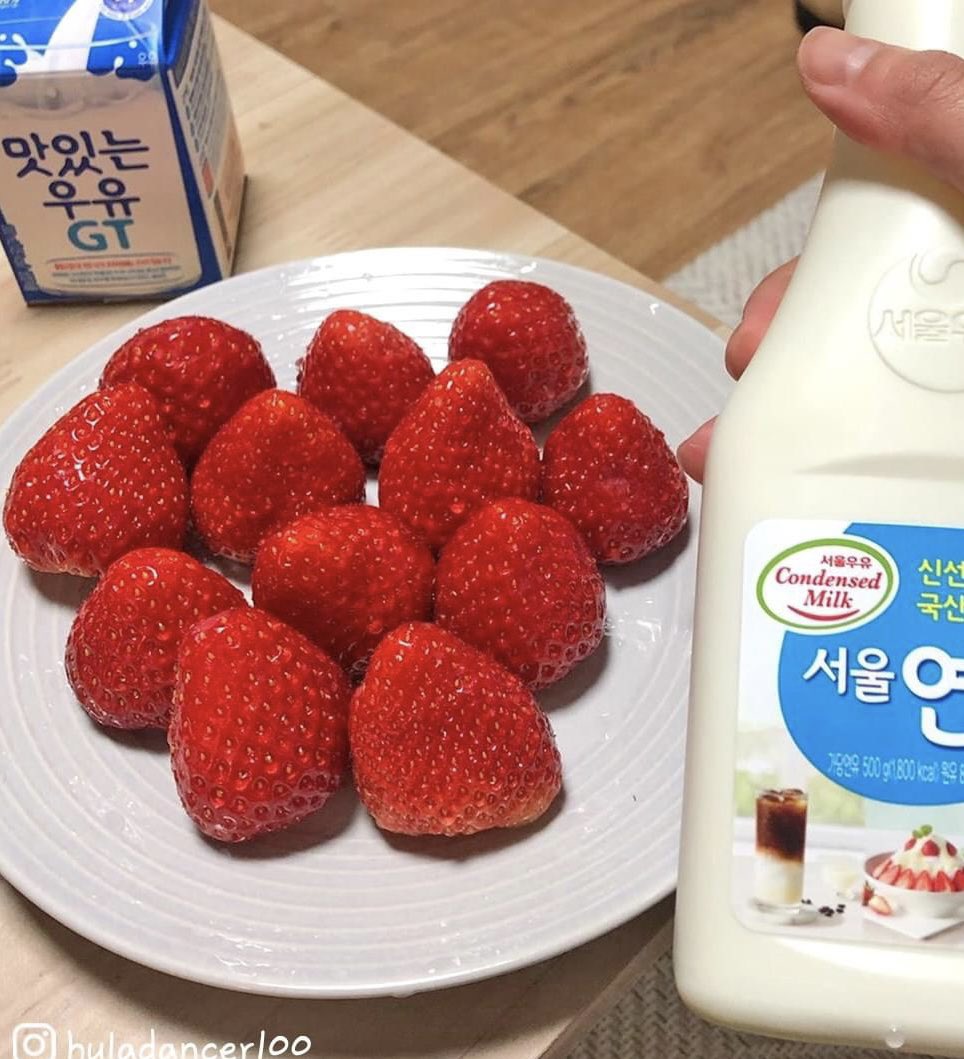 babstealer's tweet photo. 여러분? 그거아시나요? 곧 딸기 철이니 가운데를 살짝 파고 연유 뿌려서  얼려드시면 집콕 생활이 배로 행복해질거에요🍓 https://t.co/FOijymqYng