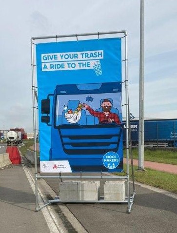 PhilippeDegraef's tweet photo. Geef je afval een lift tot aan de vuilnisbak! #Febetra staat volledig achter die duidelijke boodschap van @PortofAntwerp @De_Mooimakers aan het adres van vrachtwagenchauffeurs. De openbare weg is geen vuilnisbelt. https://t.co/m3MDtFZ6hh