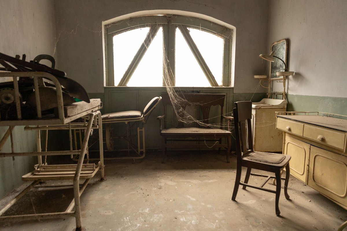 ManesF's tweet photo. El consultorio de mi viejo, médico rural en Arroyo Dulce, provincia de Buenos Aires, a quien le debo (entre muchas otras cosas) el amor y la pasión por la medicina.

Eligiría una y mil veces esta profesión.
¡Feliz día, colegas! #DíaDelMédico https://t.co/xvQKtB6ZVj
