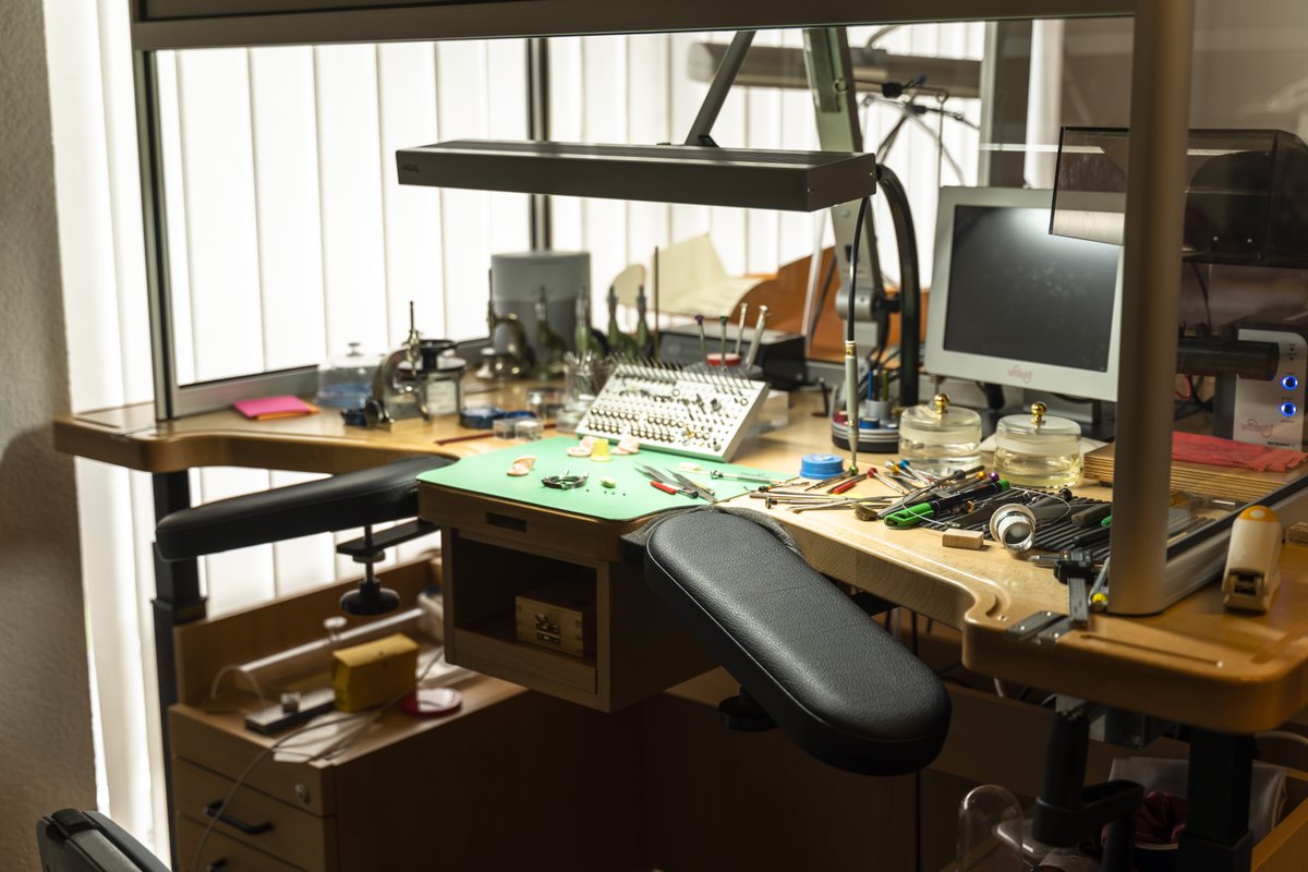 SnglrtyWatch's tweet photo. A mess or the free space of a genius? Sometimes thought processes, work steps, moods should simply flow and not be broken by principles. #seetimedifferently #watchmaking #watchmaker #watchrepair #watches #luxurywatches #watchmania #watchnerd #horology #horlogerie https://t.co/9BmBQ09GyE