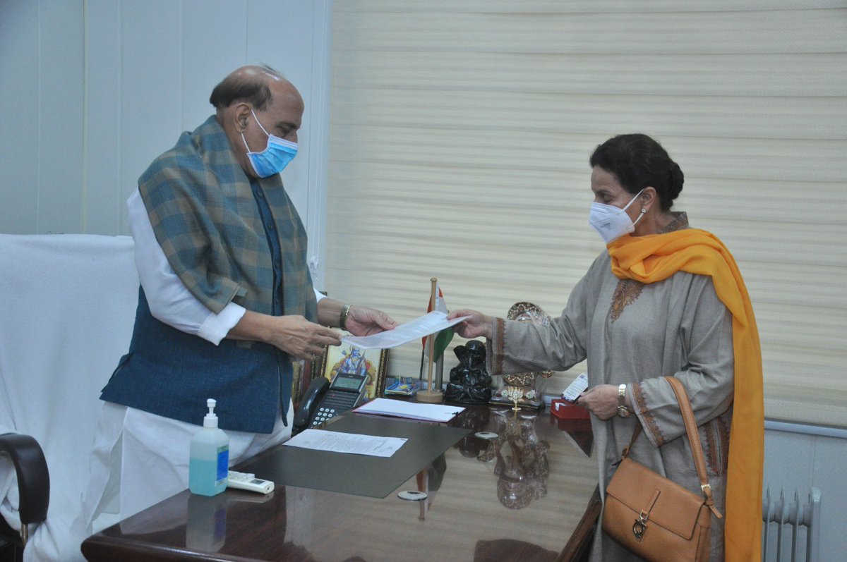 preneet_kaur's tweet photo. Met with Defence Minister Rajnath Singh Ji today to put forth the demands of War veterans of 1965/71 regarding recognising their services under the "Yudh Samman Yojna Scheme". https://t.co/68Dyh0tDvN