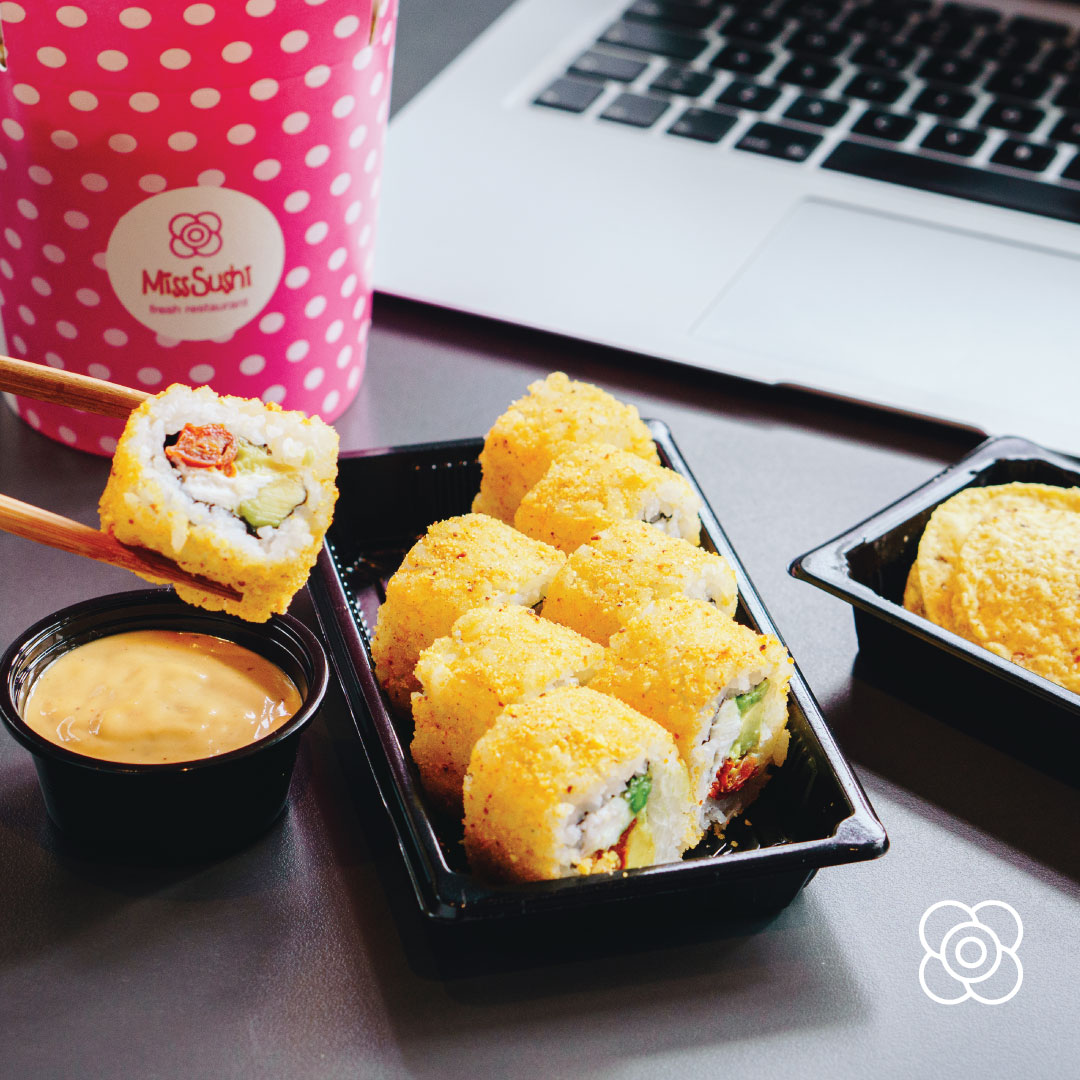 ¡Al fin viernes 🎉🥳! Date un respiro y pide tus platos favoritos para llevar en #MissSushi. Tú siéntate en tu sofá que nosotros te lo llevamos 🛵. ¡No esperes más! Entra en misssushi.es échale un ojo a la carta y haz tu pedido. #felizviernes #comidajaponesa #foodie