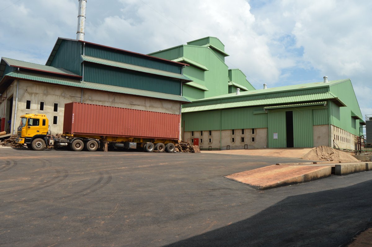 RwandaTrade's tweet photo. Uyu munsi, Minisitiri @habyarimanab yasuye uruganda rwa "Kayonza Distributors Company", rukaba rukora amavuta yo guteka, nibura hakorwa Toni ijana ku munsi, ndetse mu bindi bihakorerwa harimo n'isabune. https://t.co/lOlfKelVER