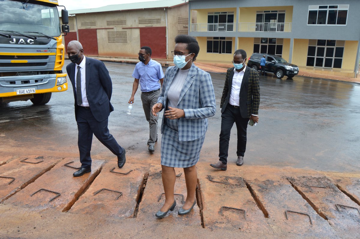 RwandaTrade's tweet photo. Uyu munsi, Minisitiri @habyarimanab yasuye uruganda rwa "Kayonza Distributors Company", rukaba rukora amavuta yo guteka, nibura hakorwa Toni ijana ku munsi, ndetse mu bindi bihakorerwa harimo n'isabune. https://t.co/lOlfKelVER