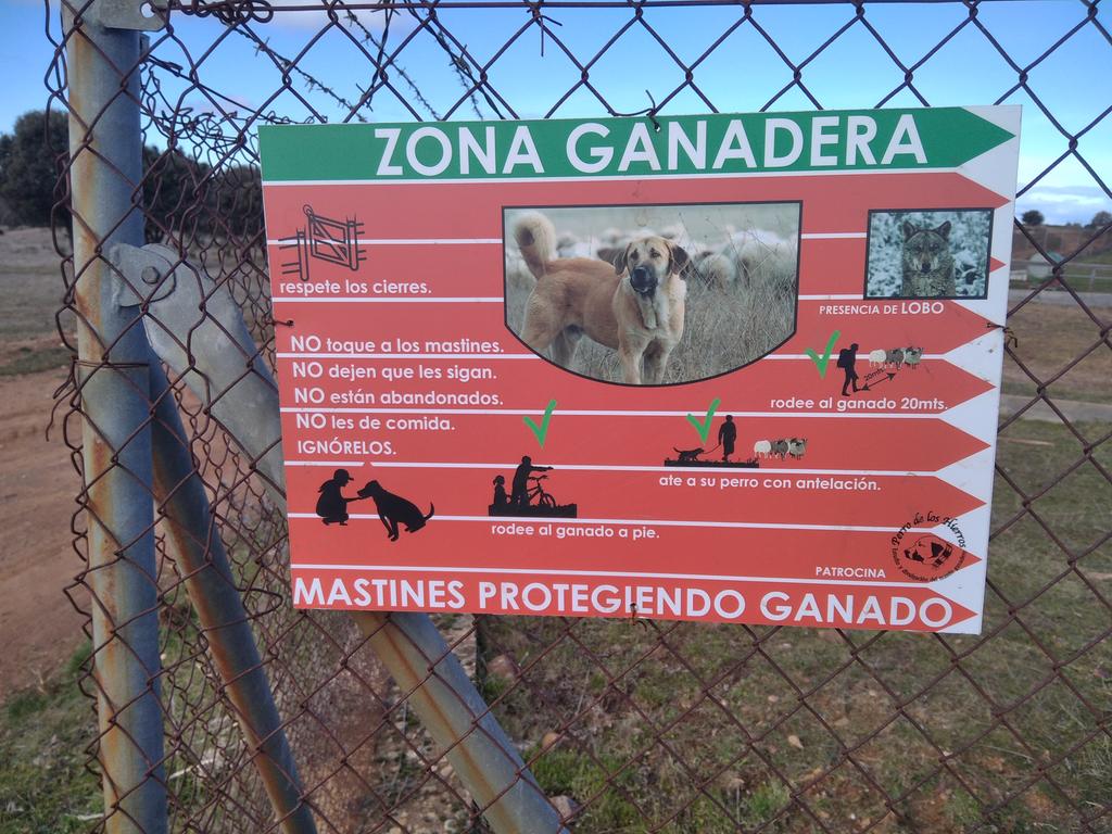 JORGELAMRET's tweet image. Algunos ganaderos han tenido que optar por poner estos carteles ante las situaciones..."estramboticas" q se dan en el campo    para concienciar a la gente