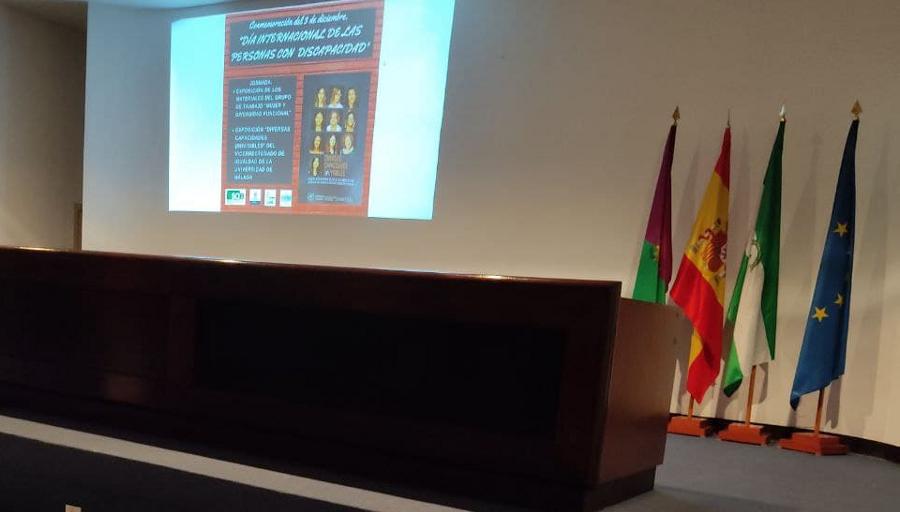 Con motivo del #DíadelasPersonasconDiscapacidad”,  el Gabinete de Asesoramiento sobre Convivencia Escolar e Igualdad de la D. T. de Educación y Deporte de Málaga, ha organizado una jornada en el salón de Actos de la Junta de Andalucía  de Av. Aurora y aquí estoy con Belén 👨‍🦼💪
