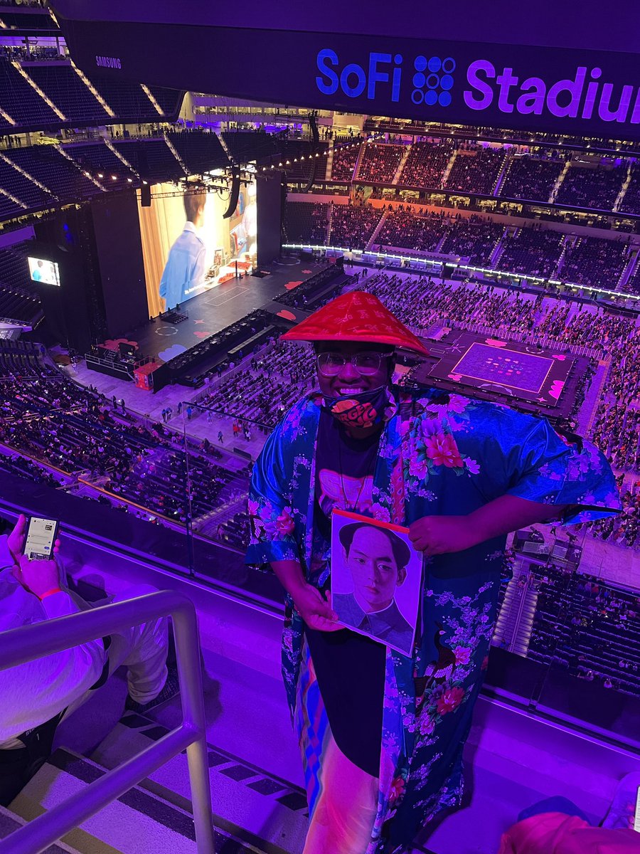 โคตรracistวีรกรรมเหี้ยมากเคยทวิตว่าเปรียบบังทันเป็นโควิด แล้วคราวนี้ได้ไปคอนมันแถมได้ตั๋วฟรี แล้วยังแต่งตัวแบบนี้ไปแถมอีดิทรูปไปแบบนั้นใครเค้าจะดูไม่ออกว่าต้องการอะไร ก่อนหน้านั้นมันก็มาทวิตขอให้คนอีดิทรูปบังทันใส่รูปคนจีน ละมาทวิตอย่างภูมิใจในเมนชั่นก็เหยียดโคตรๆ