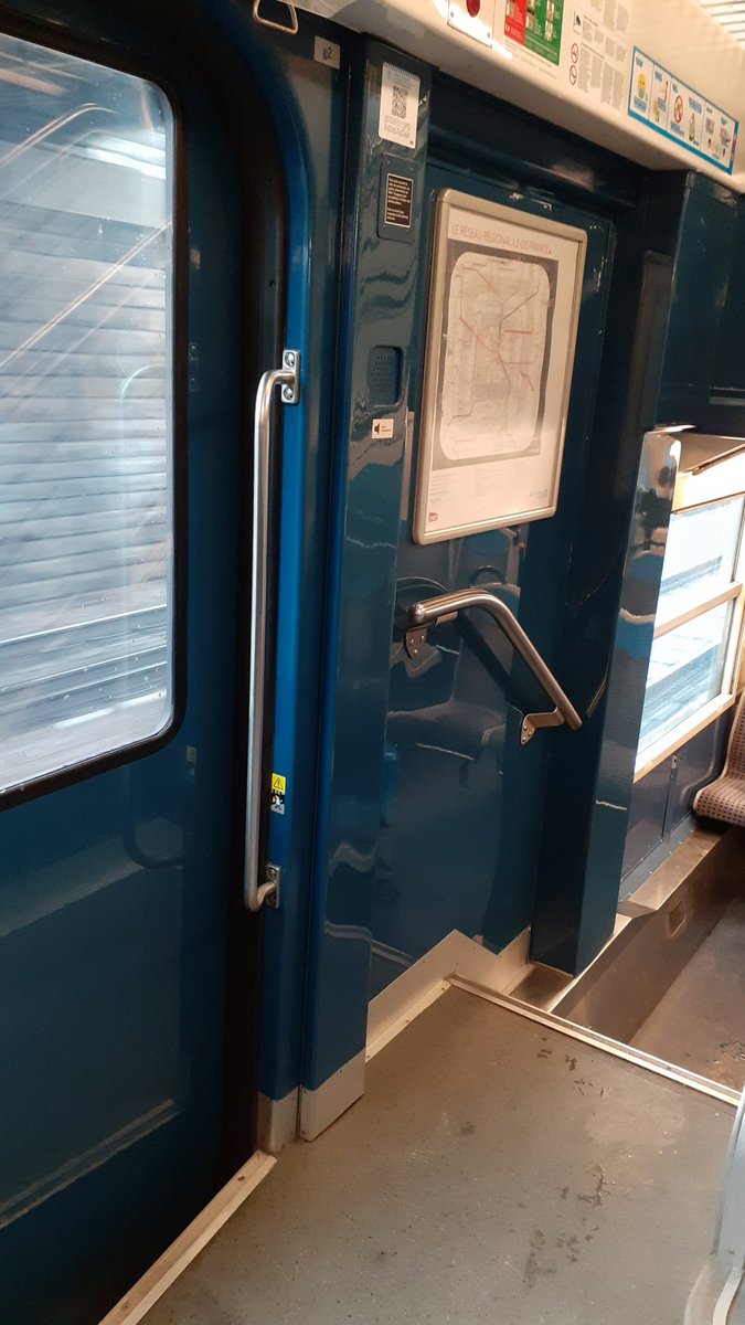 Lafooo9's tweet photo. @RERD_SNCF C'est bon le train vient de repartir... https://t.co/iiIL34ZxBN