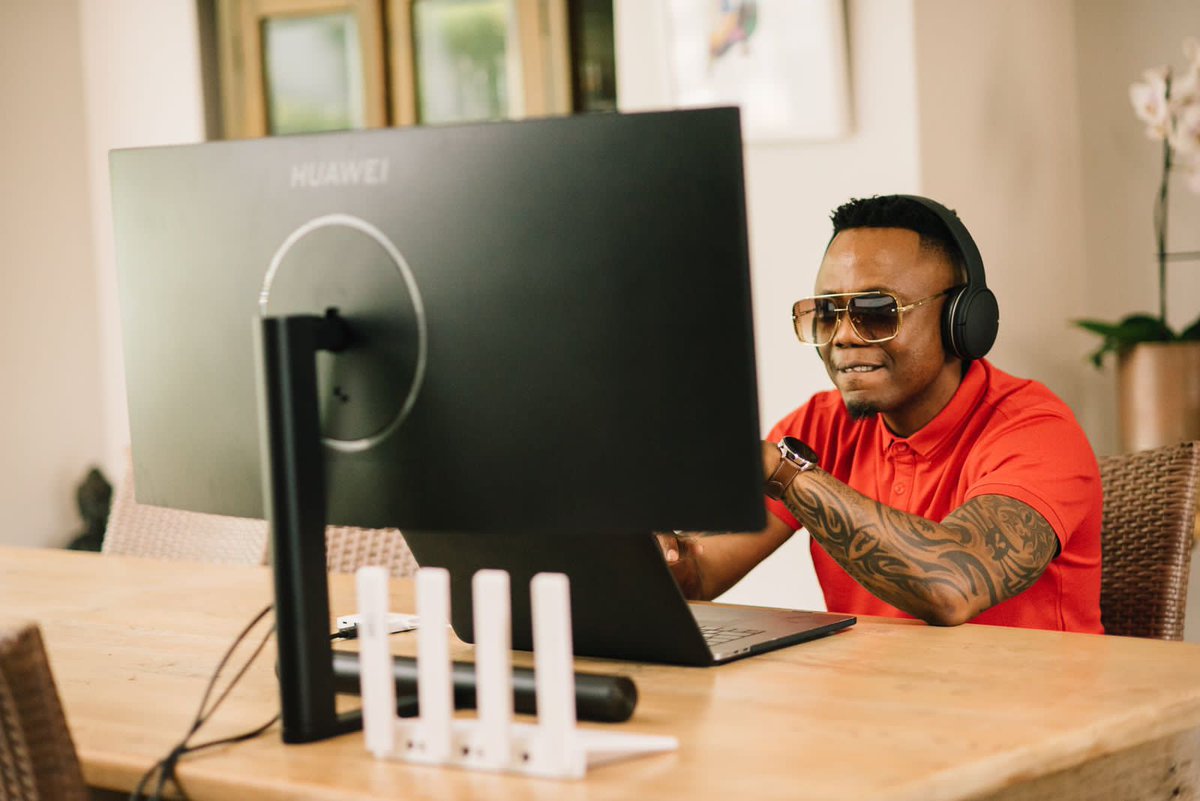 Lexsayy's tweet photo. The new Huawei MateView GT screen is officially available for pre-order & @DJTira is GIVING away one ๐๐๐ฅ
Follow the instructions on his timeline and you could be a lucky winner๐#PreOrderHUAWEIMateViewGT https://t.co/NE9vIg1LJR