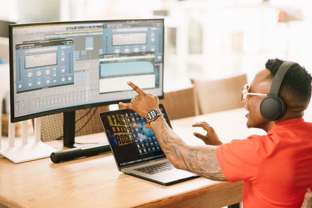 Lexsayy's tweet photo. The new Huawei MateView GT screen is officially available for pre-order & @DJTira is GIVING away one ๐๐๐ฅ
Follow the instructions on his timeline and you could be a lucky winner๐#PreOrderHUAWEIMateViewGT https://t.co/NE9vIg1LJR