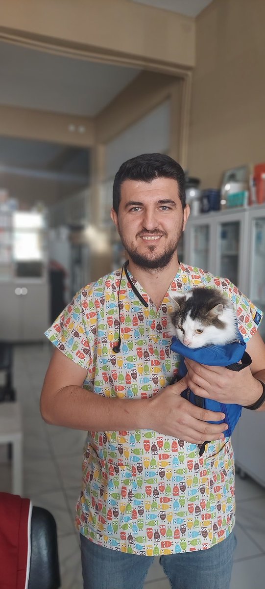 Ceza keserken sağlık çalışanı, ayrıcalık verilirken değiliz...
Diploma verirken hekim, emekli olurken değiliz...

#VeterinerHekimlerDıslanıyor