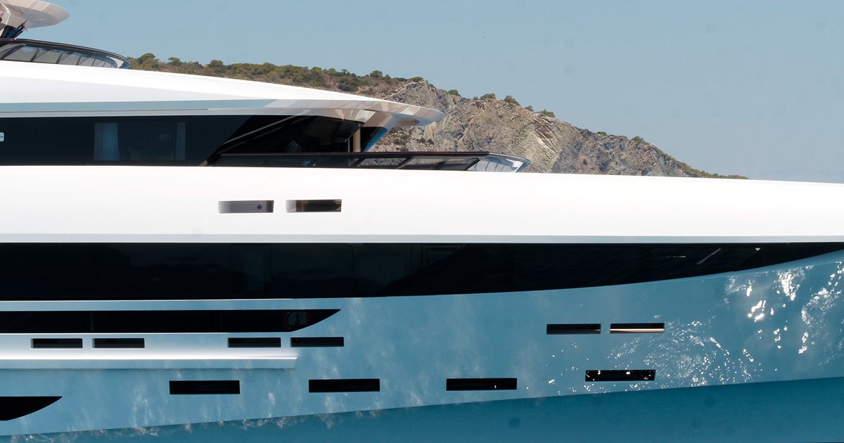 An open dialogue between the interior and the external environment. Thanks to long, slender windows, it is possible to enjoy a continuous view of the sea. 
bit.ly/newpolaris 

#rossinavi #weareourvessels #mypolaris #newpolarisyacht #superyacht #yacht #luxury #yachtdesign