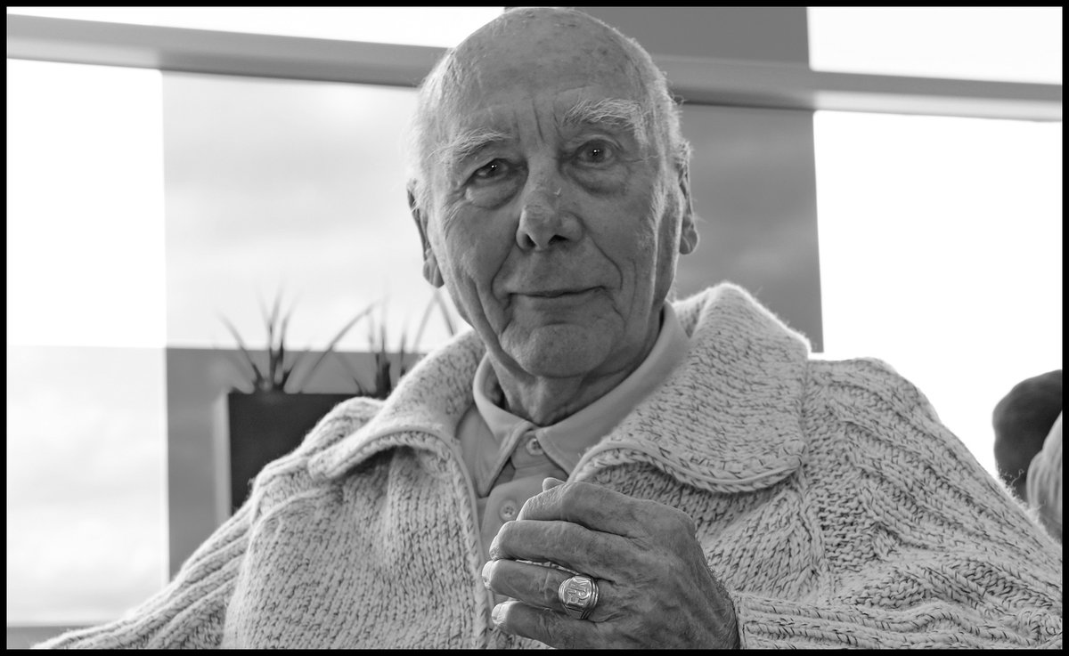 In tiefer Trauer und mit schwerem Herzen müssen wir heute Abschied nehmen. Lieber Horst, Du bist und bleibst für immer eine #FCK-Legende - in Gedanken sind wir bei Deiner geliebten Hannelore, Dagmar, Susanne und Deinen Liebsten, die Dich heute gehen lassen musste.