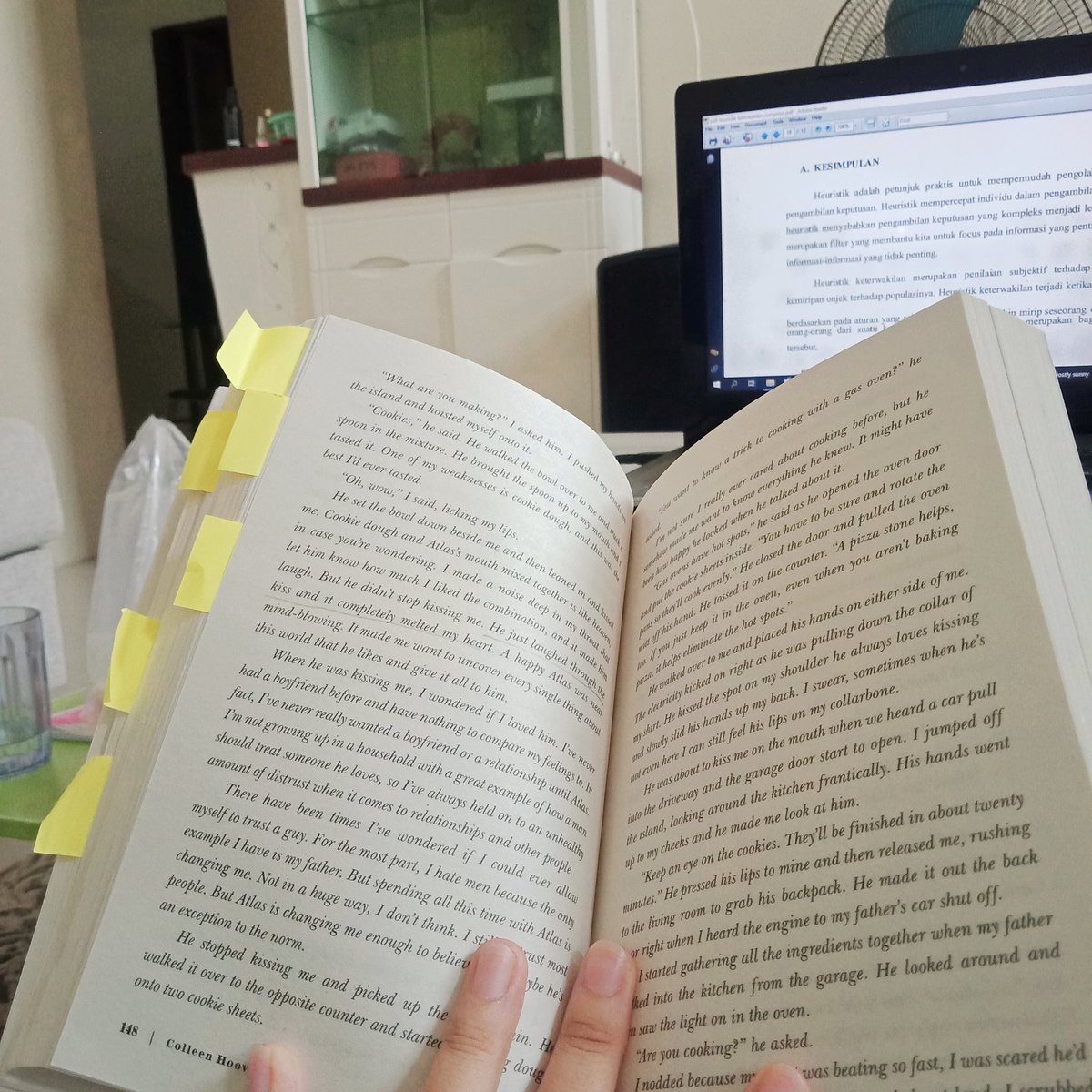 zhashastudy's tweet photo. tetaplah haha hihi baca novel sebelum uas👍 https://t.co/dGAa7fubA2