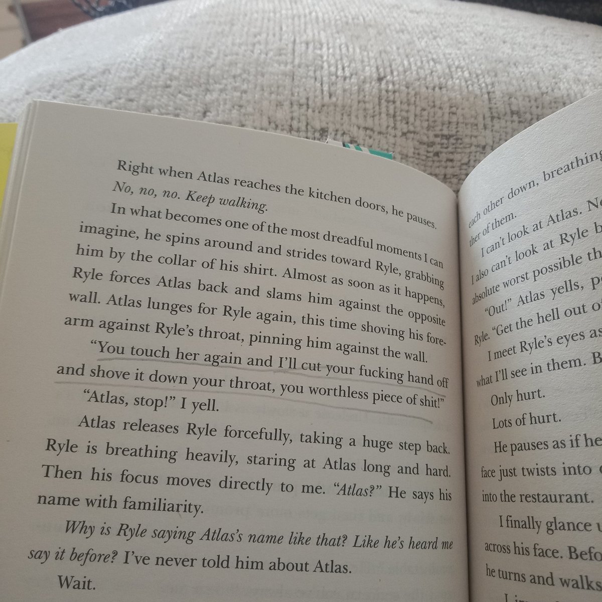 zhashastudy's tweet photo. tetaplah haha hihi baca novel sebelum uas👍 https://t.co/dGAa7fubA2