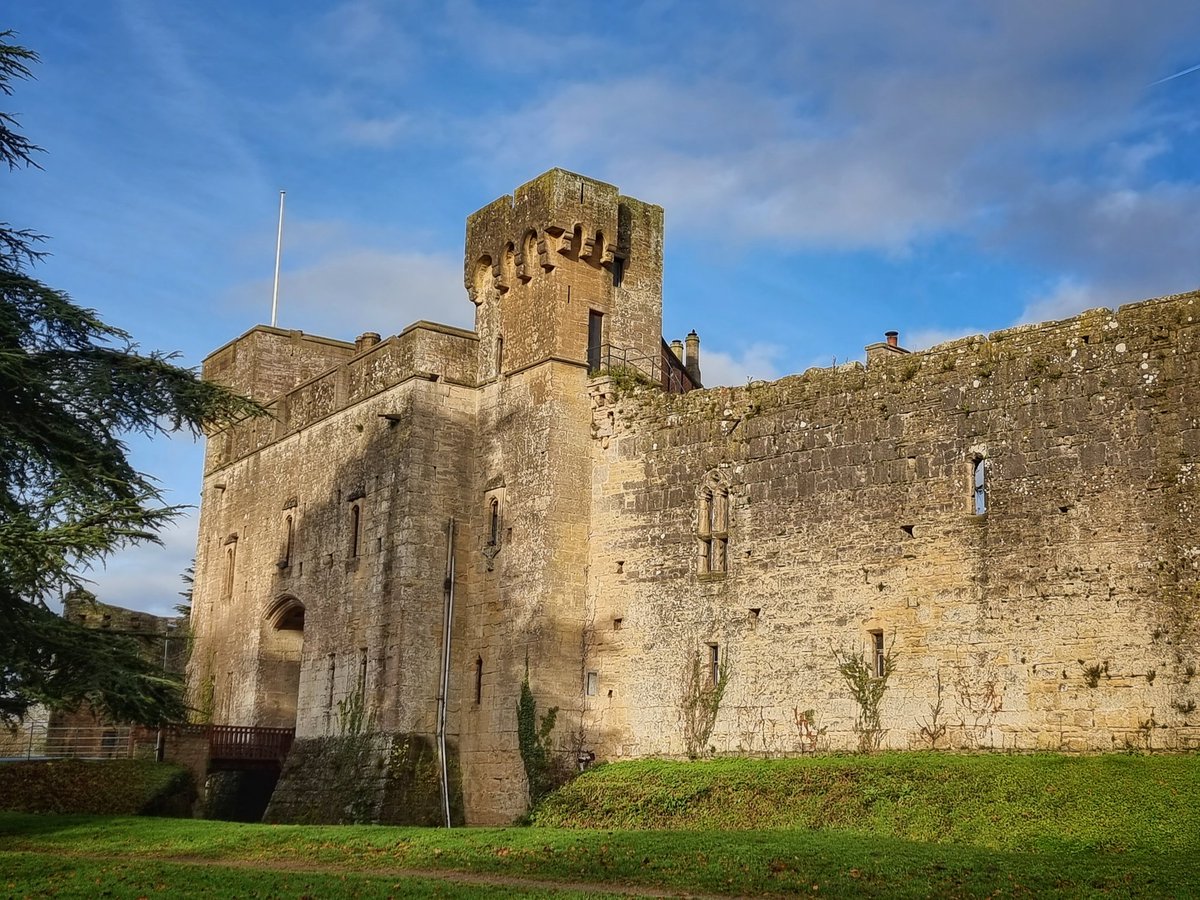 missmayo1984's tweet photo. A few that were taken at the beautiful Caldicot Castle 

@Ruth_ITV @S4Ctywydd @bbcweather @DerekTheWeather @carolkirkwood @southwalesargus @ItsYourWales @nationalwales @visit_mon @Mon_Heritage @MonCountryside @ThePhotoHour @SkyNewsWeather @metoffice https://t.co/1SiGrEhM4K