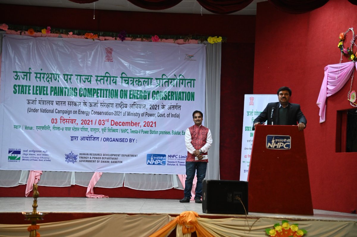 PIBGangtok's tweet photo. Prizes among the winners were distributed by Shri @gpupadhyaya Additional Chief Secretary, Education Deptt, Govt of Sikkim
#SaveEnergySaveLife
#EnergyEfficientIndia
#PaintforEnergyEfficientIndia https://t.co/DSwOIvFzG0