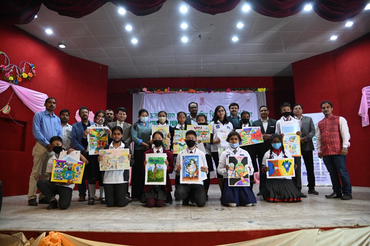 PIBGangtok's tweet photo. Prizes among the winners were distributed by Shri @gpupadhyaya Additional Chief Secretary, Education Deptt, Govt of Sikkim
#SaveEnergySaveLife
#EnergyEfficientIndia
#PaintforEnergyEfficientIndia https://t.co/DSwOIvFzG0