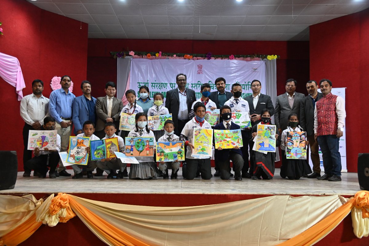 PIBGangtok's tweet photo. Prizes among the winners were distributed by Shri @gpupadhyaya Additional Chief Secretary, Education Deptt, Govt of Sikkim
#SaveEnergySaveLife
#EnergyEfficientIndia
#PaintforEnergyEfficientIndia https://t.co/DSwOIvFzG0