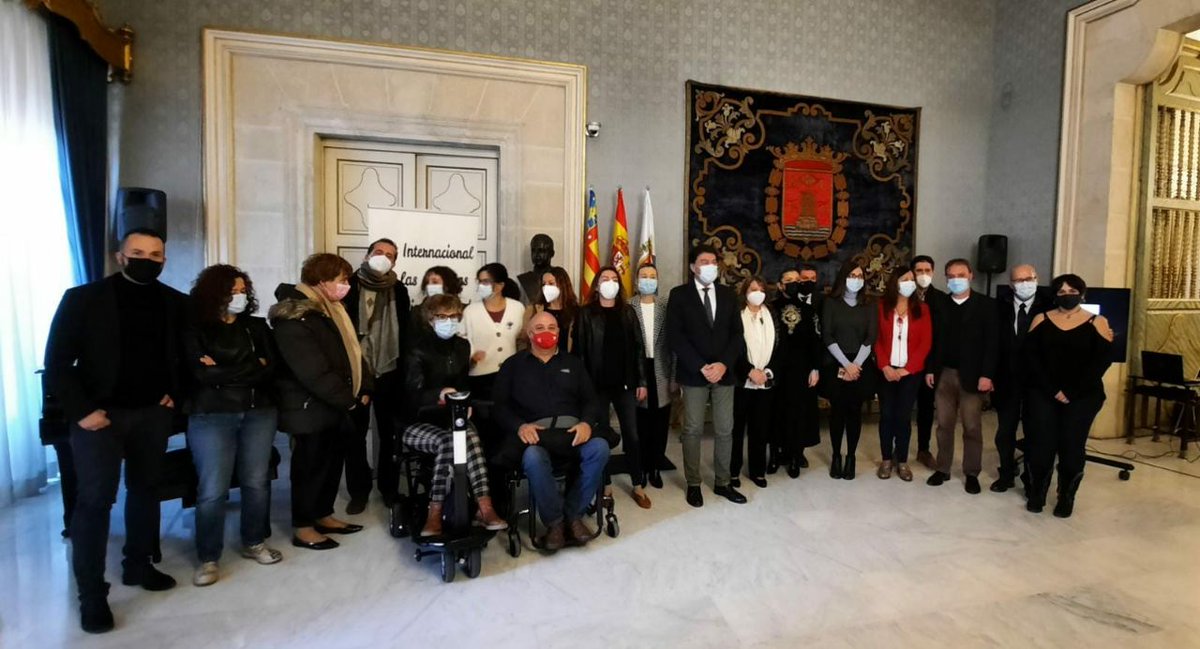 vanessaralgaba's tweet photo. ✔️ En el #DiaInternacionalDiscapacidad hemos recibido en el Ayto de Alicante a entidades que trabajan en pro de las personas con #DiversidadFuncional, como @asociacionapsa que ha estado presentando su calendario.

💪🏻 Todas las personas tenemos derecho a las mismas oportunidades. https://t.co/hxUaudQBT5