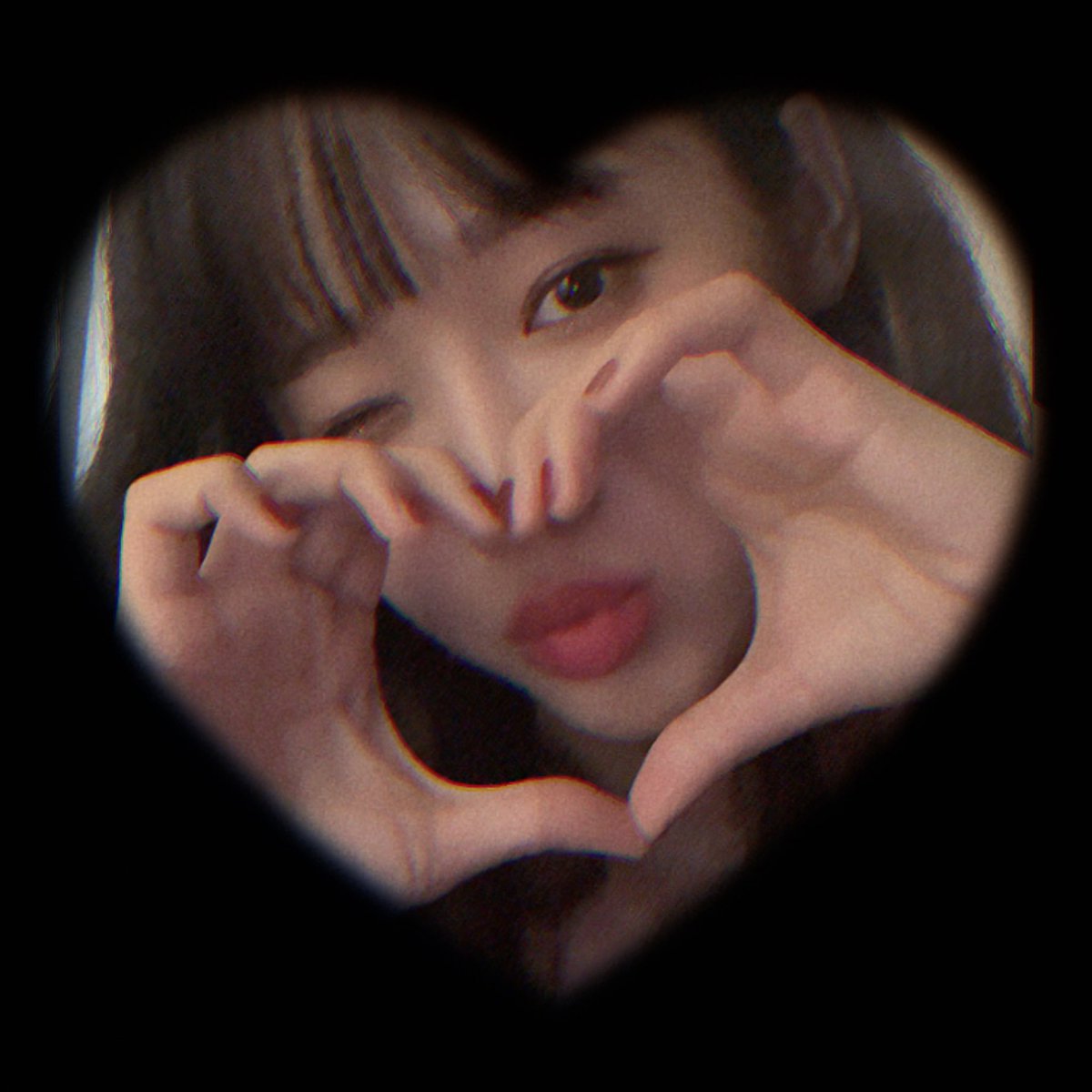WekiMeki's tweet photo. 뮤직뱅크 완료 ☑️ 
키링들과의 영통도 햅삐하게 완료💕
고마워요 오늘 하루도 덕분에 
너무너무 좋은 에너지 가득했어요!
다들 좋은 밤 되자아아아아✨
#유정🌻 #든든한_우리_키링❤️💛 https://t.co/VwnqWz6A4Z